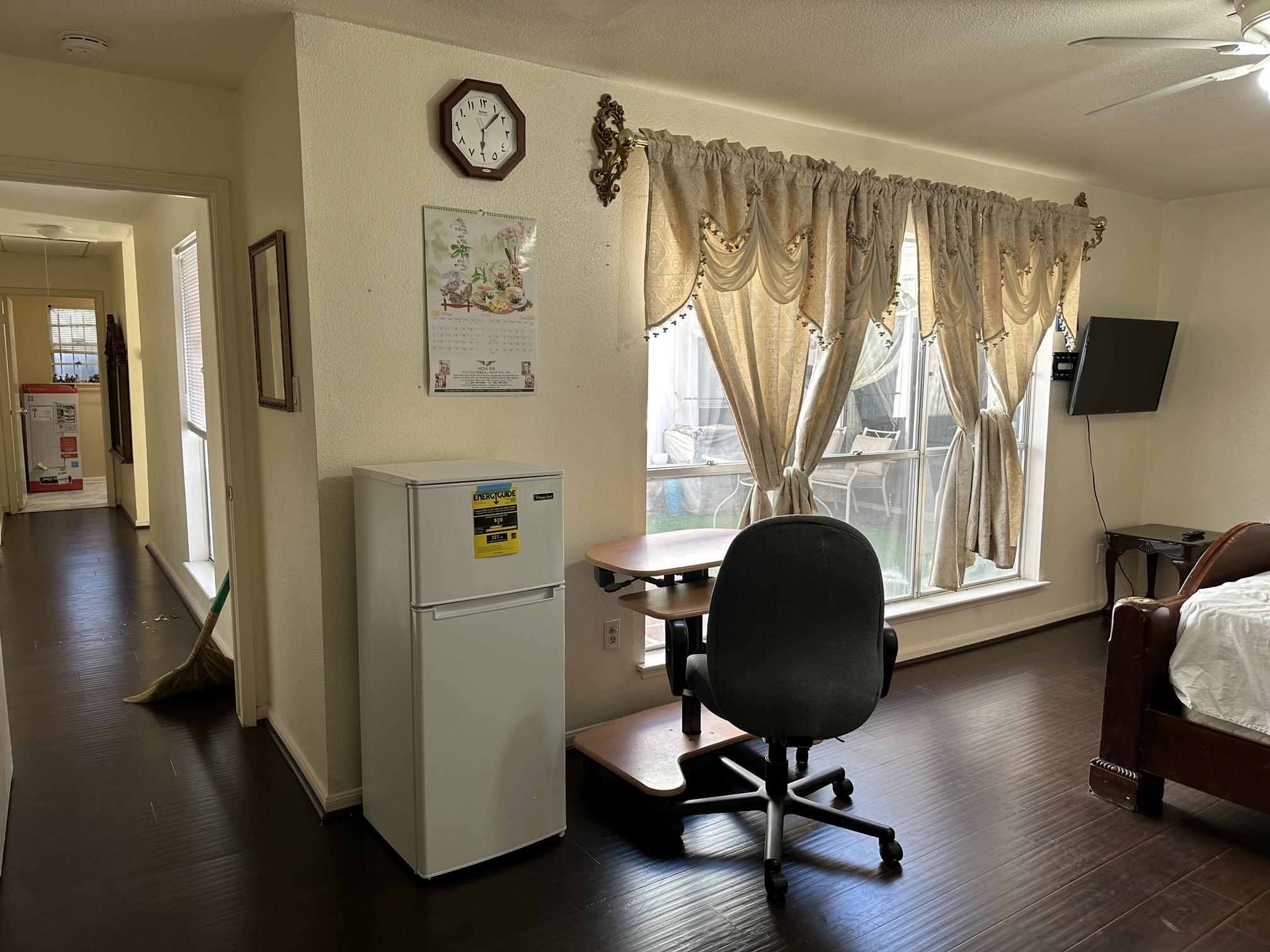 CHO SHARE MASTER BEDROOM 