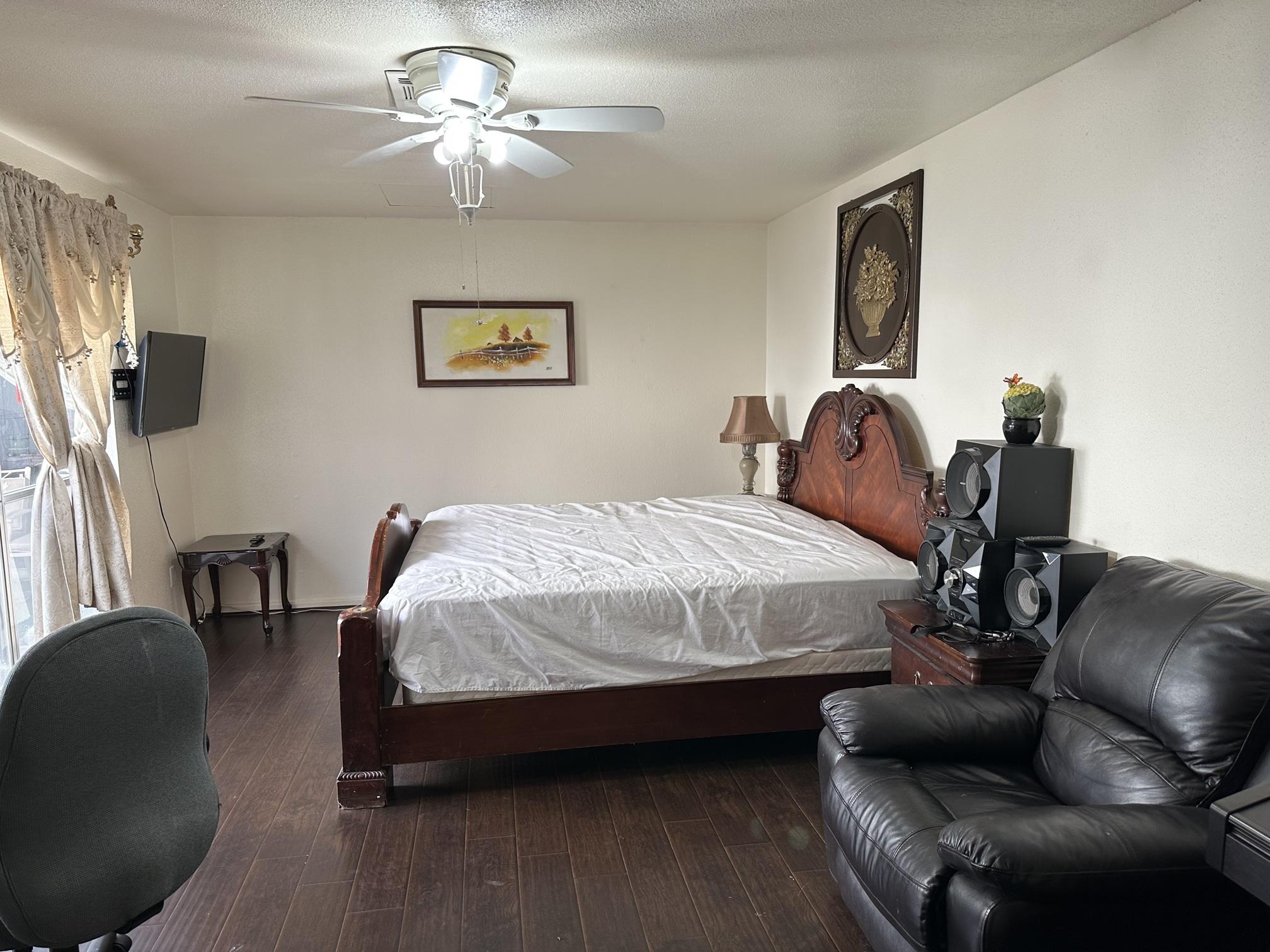 CHO SHARE MASTER BEDROOM 