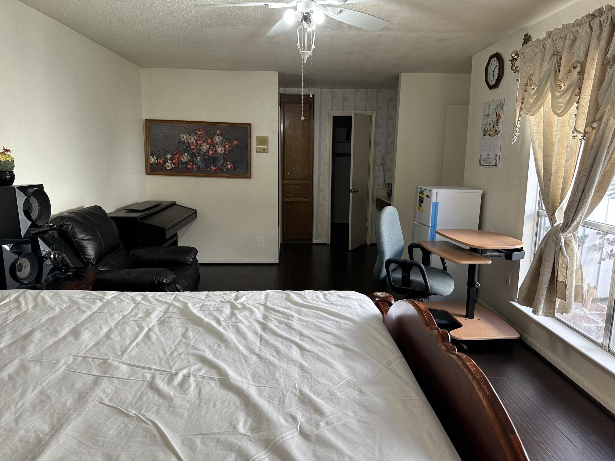 CHO SHARE MASTER BEDROOM 