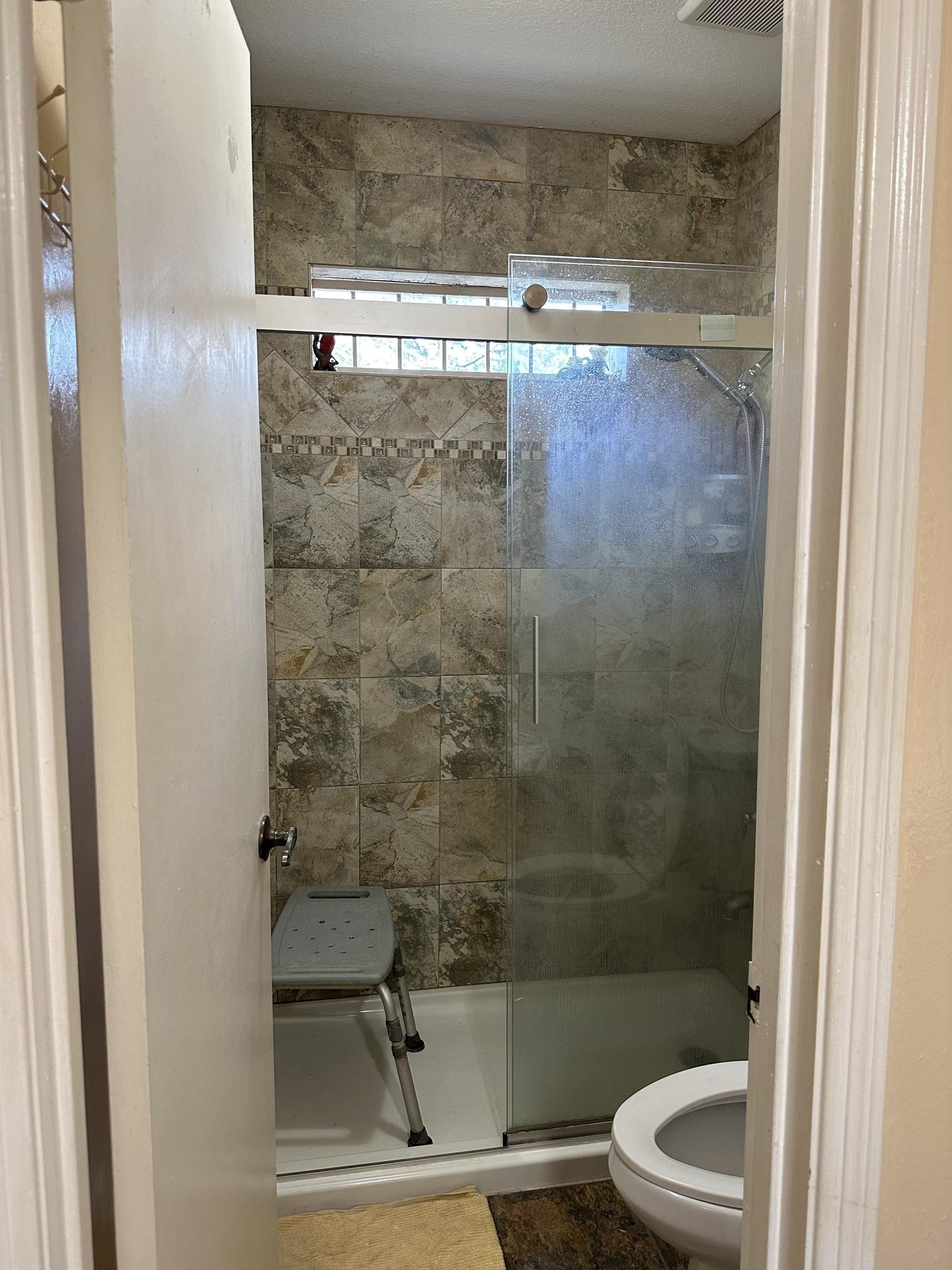 CHO SHARE MASTER BEDROOM 